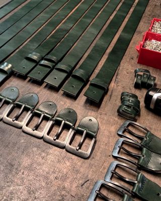 📣Takhle se rodí naše opasky... ☑️ Pravá kůže, kvalitní spony a práce českých rukou. Každý detail má svůj příběh – a...