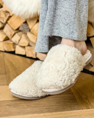 🌟Domácí pohoda začíná u teplých nohou. 🐑❤️ Kožešinové pantofle z pravé ovčí kožešiny - zde se potkává luxusní měkkost a...