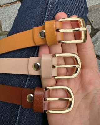 💫 Šaty? Svetr? Kabát? Úzký kožený opasek dodá každému outfitu šmrnc. ✨ Chcete mít styl? 🏅 Zlatá spona v kombinaci s...